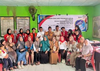 Mahasiswa KKN-T Desa Pallawarukka Berhasil Menuntaskan Program Kerja Terakhirnya di Kantor Desa Pallawarukka, Kamis (15/08). Dokumentasi : Foto Pribadi.