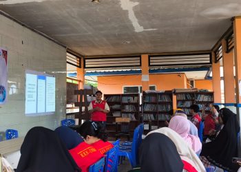 KKN Prestasi Parangloe menyampaikan terkait pengelolaan keuangan di Kantor Lurah Parangloe, Senin (05/08). Foto: Dokumentasi Pribadi.