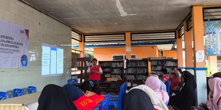 KKN Prestasi Parangloe menyampaikan terkait pengelolaan keuangan di Kantor Lurah Parangloe, Senin (05/08). Foto: Dokumentasi Pribadi.