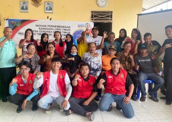 Foto bersama mahasiswa KKN-T setelah melakukan penyuluhan terkait pestisida dengan daun kelor. Foto: Dokumentasi Pribadi.