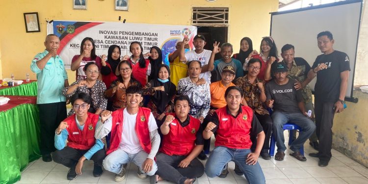 Foto bersama mahasiswa KKN-T setelah melakukan penyuluhan terkait pestisida dengan daun kelor. Foto: Dokumentasi Pribadi.