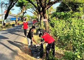 Mahasiswa KKN-T Desa Wisata Maros Unhas saat melakukan kerja bakti bersama warga. Foto: Dokumentasi Pribadi.