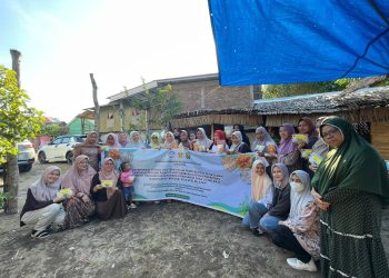 Foto bersama peserta pelatihan pengolahan produk rumput laut di Desa Ujung Baji, kabupaten Takalar, Minggu (18/08). Foto: Dokumentasi Pribadi.
