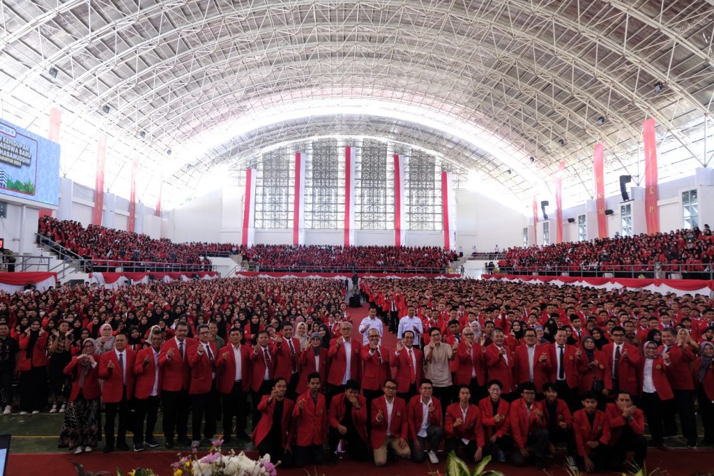 Foto bersama mahasiswa baru tahun 2024 dengan pimpinan Unhas