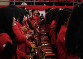 Para mahasiswa baru setelah disematkan almamater secara serentak