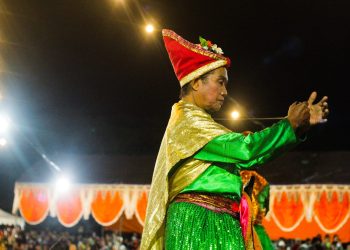 Penampilan Maggiriq Bissu di Pesta Adat Mappadendang, Pangkep, Selasa (30/07/2024). Foto: IDENTITAS/Muhammad Nur Ilham.