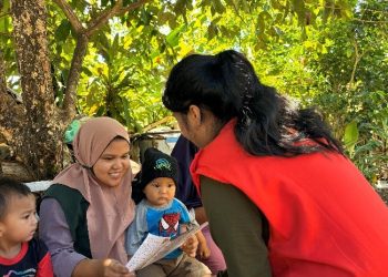Mahasiswa KKN Maros Bagikan Leaflet tentang Stunting di Desa Kurusumange