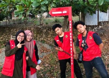Mahasiswa KKNT Desa Wisata Unhas Pasang Penunjuk Arah ke Pemancingan Ratu
