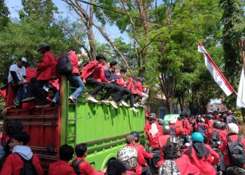 Mahasiswa Unhas Serbu Gedung DPRD, Kawal Putusan MK
