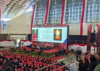 Dekan FEB Unhas saat memaparkan sambutan dan materinya dalam PKKMB FEB Unhas di Gor Unhas, Selasa (13/08). Foto: IDENTITAS/Andika Wijaya.