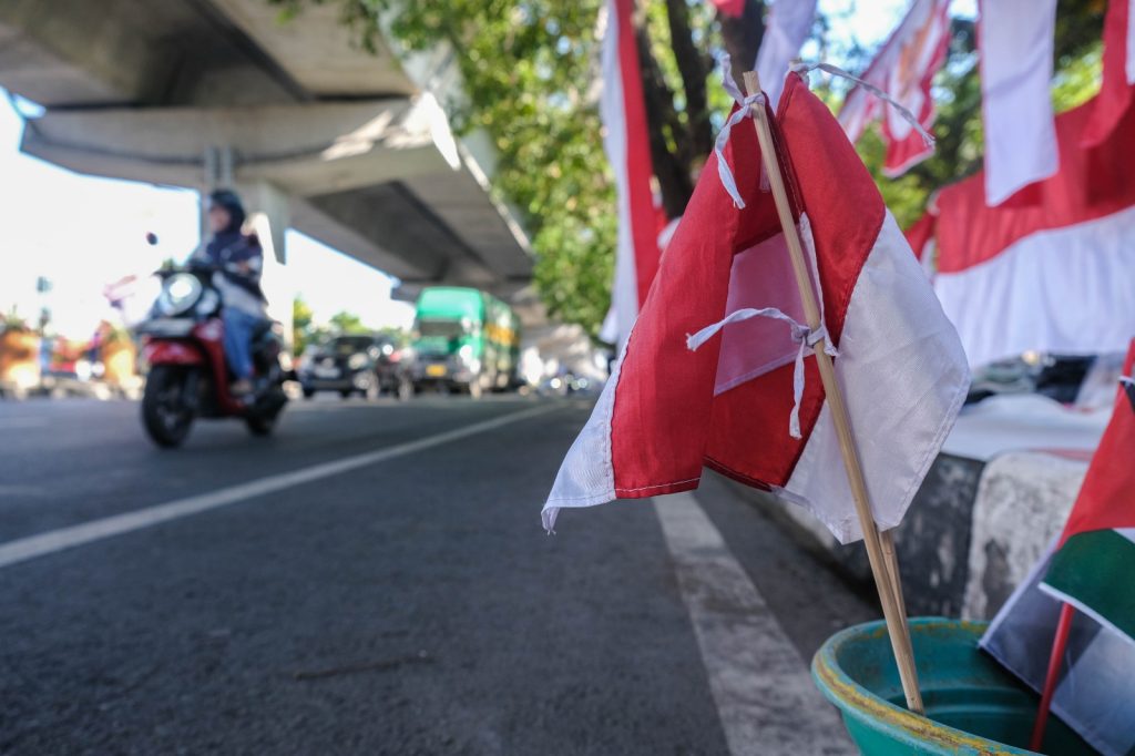 Bendera Indonesia yang ditaruh pada ember