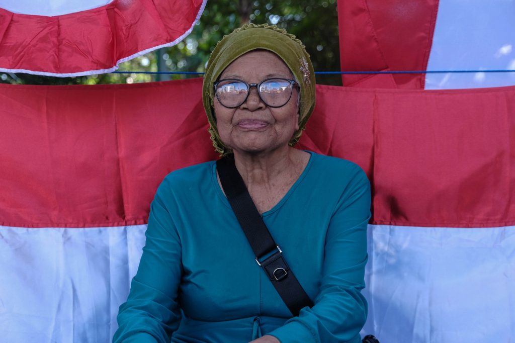 Potrait Daeng Enang, pedagang yang menjajakan benderanya di Jalan AP Pettarani.