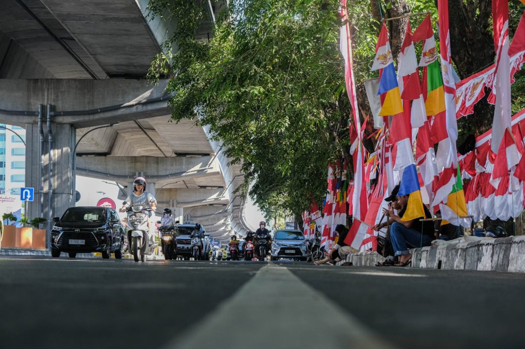 Tak hanya Daeng Enang, terlihat banyak pedagang bendera yang sama sedang menjajakan benderanya di Jalan AP Pettarani