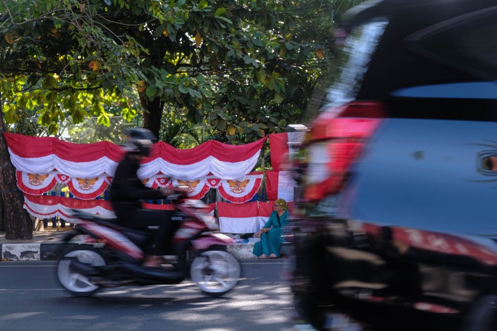 Daeng Enang sedang duduk menunggu pembeli yang tak kunjung datang