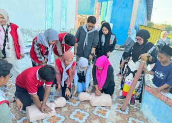 Pengabdian Masyarakat TBF Himafisio Unhas Beri Pemahaman Bantuan Hidup Dasar di Pinrang