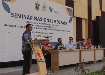 Prof Adi Maulana menyampaikan materi terkait Seminar Nasional Geopark dengan tema “Optimalisasi Geopark dalam Mendukung Tujuan Pembangunan Berkelanjutan: Geoedukasi, Geokonservasi, Geoheritage, dan Pengembangan Ekonomi Lokal,”. Foto: Dokumentasi Pribadi.