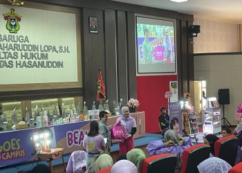 Pemberian cenderamata dari Nufaceid kepada UnhasTv, Sabtu (31/08). Foto: IDENTITAS/Aliyah Fadhilah.