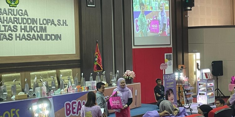 Pemberian cenderamata dari Nufaceid kepada UnhasTv, Sabtu (31/08). Foto: IDENTITAS/Aliyah Fadhilah.