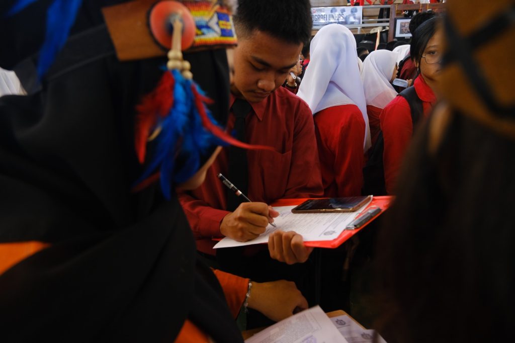 Beberapa UKM memberikan kesempatan bagi mahasiswa untuk mendaftar menjadi anggota baru pada Unhas Day 2024.