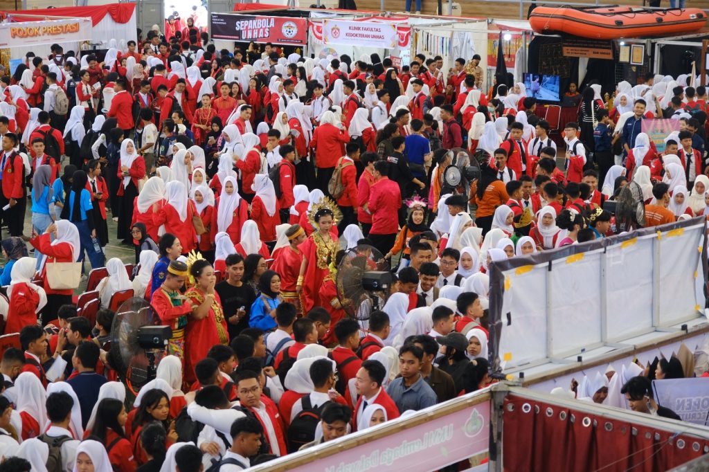 Para mahasiswa baru berkeliling untuk melihat UKM yang ingin diminati