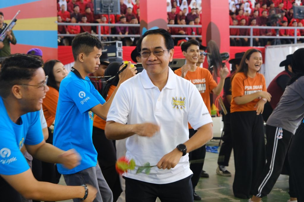 Rektor Universitas Hasanuddin, Jamaluddin Jompa, bergoyang pada Unhas Day 2024.