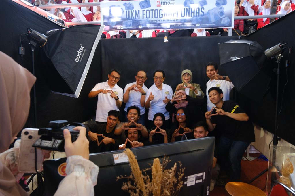  Rektor, Wakil Rektor, serta Bidang Kemahasiswaan Unhas berfoto bersama di Booth UKM Fotografi Unhas