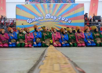 UKM Seni Tari mementaskan tari Saman di depan panggung Unhas Day 2024