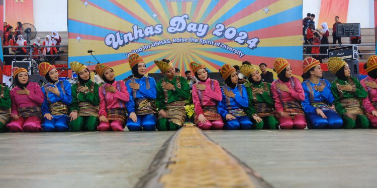 UKM Seni Tari mementaskan tari Saman di depan panggung Unhas Day 2024