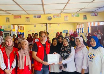 Peserta KKN berforo bersama para guru sekolah dasar. Foto: Dokumentasi Pribadi.