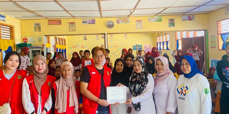 Peserta KKN berforo bersama para guru sekolah dasar. Foto: Dokumentasi Pribadi.