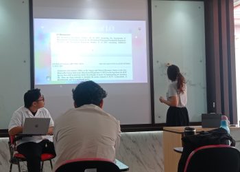 Valeria Erika Sari Paliling membawakan materi dalam ILSA Coaching Clinic #2 di Fakultas Hukum Unhas, Sabtu (24/08). Foto : IDENTITAS/Rika Sartika