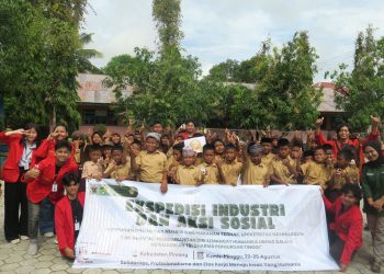 Foto bersama kegiatan Aksi Sosial oleh Himpunan Mahasiswa Nutrisi dan Makan Ternak (Humanika) Fapet Unhas. Foto: Dokumentasi Pribadi