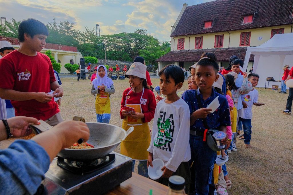 Anak-anak berbaris menunggu giliran untuk mencoba berbagai jenis makanan