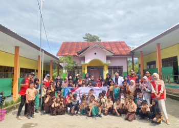 Foto bersama dengan para siswa setelah edukasi kesehatan gigi. Foto: Dokumentasi Pribadi.
