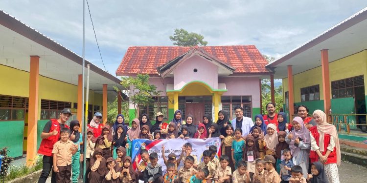 Foto bersama dengan para siswa setelah edukasi kesehatan gigi. Foto: Dokumentasi Pribadi.