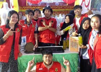 Foto bersama mahasiswa KKNT Unhas Desa Cendana Hitam Timur EXPO UMKM 2024. Foto: Dokumentasi Pribadi.