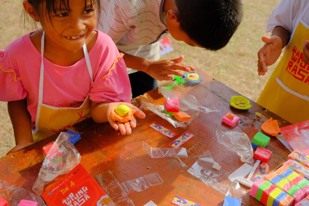 Menggunakan plastisin, anak-anak membuat berbagai kreatifitas makanan tradisional yang dikenalkan sebelumnya