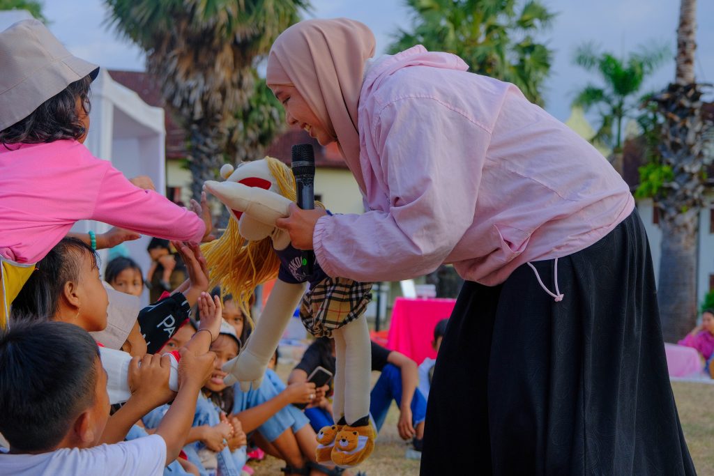 Selain pengenalan makanan, anak-anak juga dikenalkan dengan cerita rakyat melalui dongen dan boneka