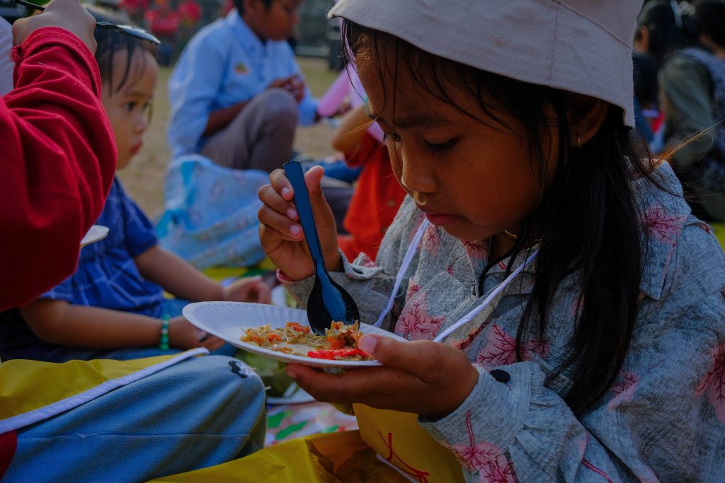 Seorang anak mencoba penja, makana khas mandar yang terbuat dari ikan