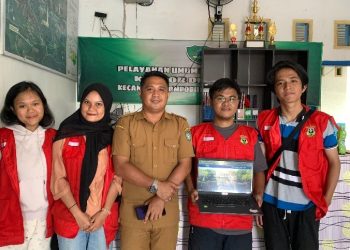 Foto bersama mahasiswa KKN dengan Kepala Desa Puncak. Foto: Dokumentasi Pribadi.