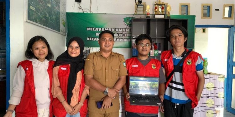 Foto bersama mahasiswa KKN dengan Kepala Desa Puncak. Foto: Dokumentasi Pribadi.