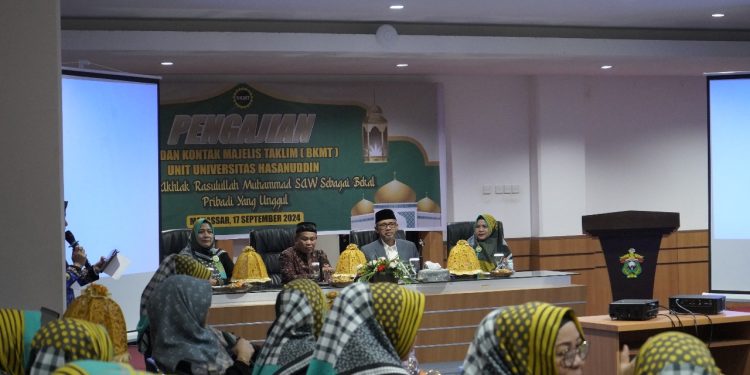 Sekretaris Universitas, Prof Sumbangan Baja menyampaikan sambutannya pada kegiatan Peringatan Maulid Nabi Muhammad SAW yang diselenggarakan BMKT, Selasa (17/09). Foto: Dokumentasi Pribadi.
