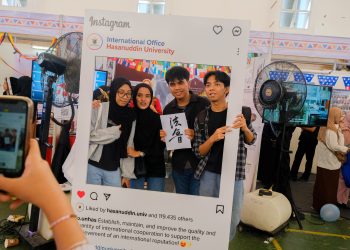 Beberapa mahasiswa yang sedang berfoto