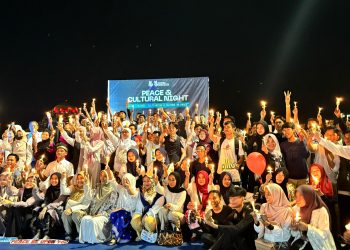 Foto bersama saat menyalakan lilin perdamaian di acara Peace and Culture Night. Foto: Dokumentasi Pribadi