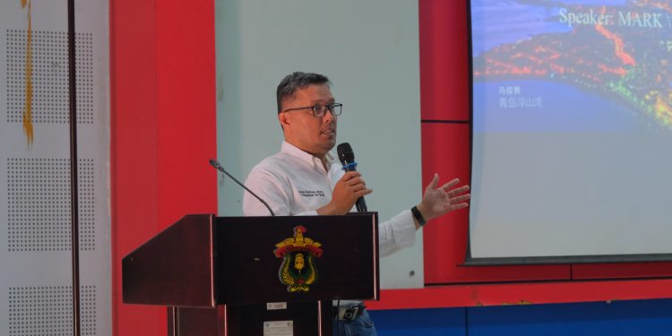 Sekretaris KUI Unhas, Muhammad Ridwan SS MA saat memberikan sambutan dalam kegiatan China Geography Series, Senin (23/09). Foto: IDENTITAS/Ismail Basri