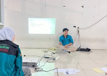 Muh Amar M H saat menyampaikan materinya tentang Menulis Opini di Ruangan Forbes A Unhas, Kamis (26/09). Foto: IDENTITAS/Wahyu Alim Syah