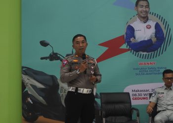 Rusdi Y dari Dirlantas Polda pada saat menyampaikan materi seminar Safety Riding yang berlangsung di Studio Unhas TV, Kamis (26/09). Foto: IDENTITAS/Afifah Khairunnisa