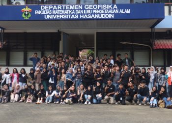Foto bersama Panitia Diksar dan Calon Anggota UKM LFM Unhas, Minggu (29/09), Foto: IDENTITAS/Wahyu Alim Syah