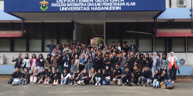 Foto bersama Panitia Diksar dan Calon Anggota UKM LFM Unhas, Minggu (29/09), Foto: IDENTITAS/Wahyu Alim Syah