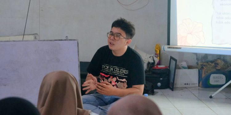 Demisioner Ketua Sema FEB Unhas, Muhammad Ilman Ramli Natsir pada saat membawakan materi Pengantar Kapitalisme di Sekretariat Himika Fkep Unhas, Minggu (29/09). Foto: IDENTITAS/ Andika Wijaya